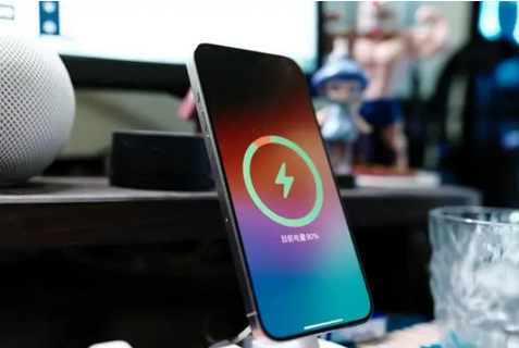 维西苹果15换屏服务分享用什么充电器给iPhone15充电更好 